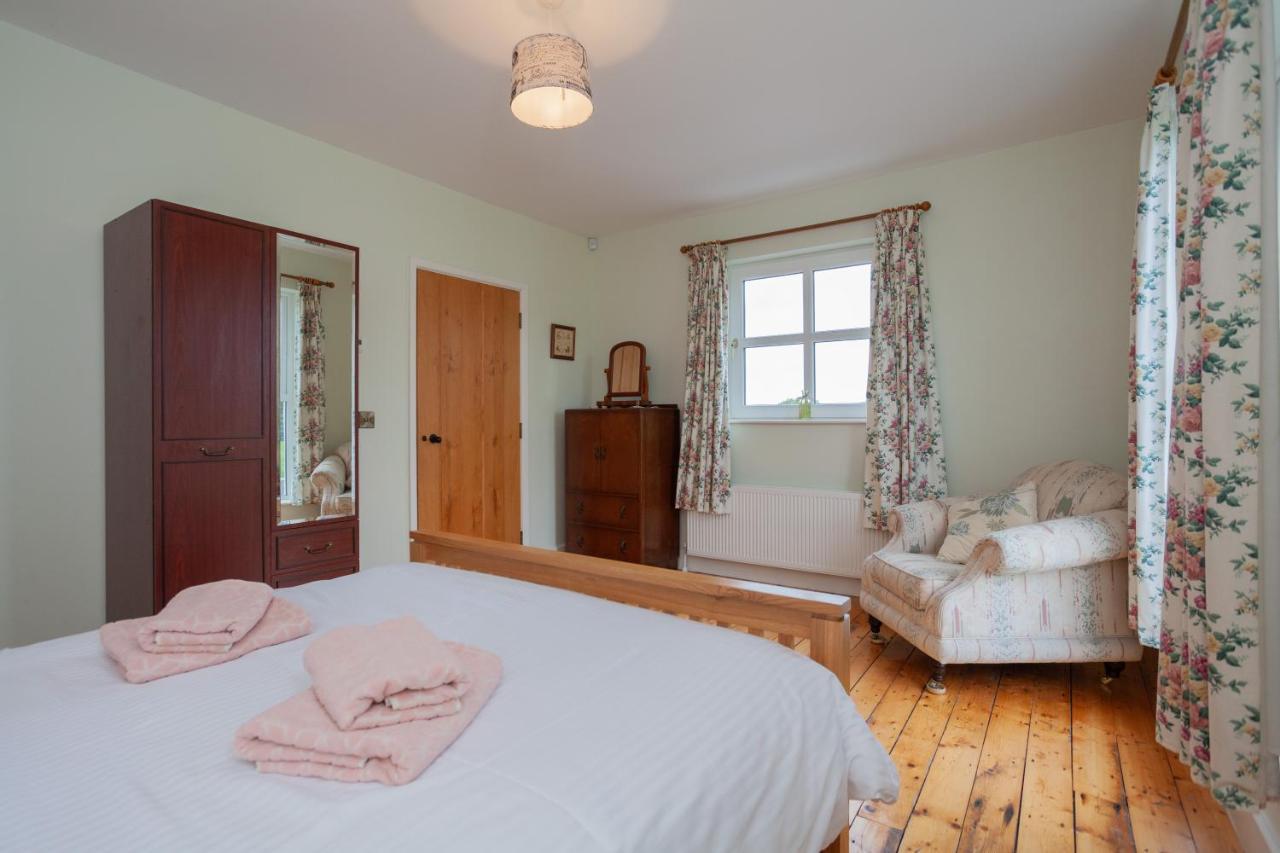 Beautiful Mountain Views & Private Hot Tub Villa Kilcoo Kültér fotó