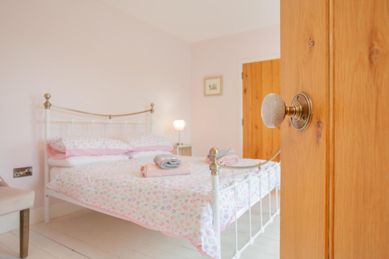 Beautiful Mountain Views & Private Hot Tub Villa Kilcoo Kültér fotó