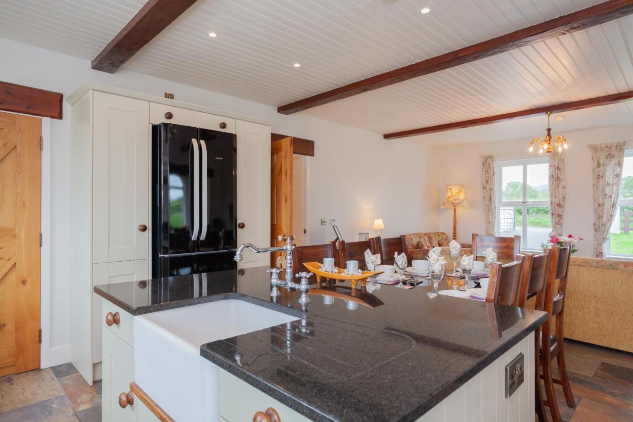 Beautiful Mountain Views & Private Hot Tub Villa Kilcoo Kültér fotó